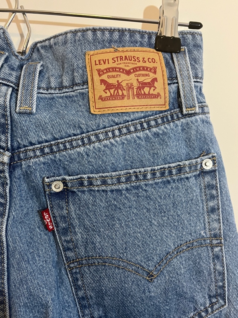Levi's High Waisted Mom Jean Size 26 - Picture 7 of 8